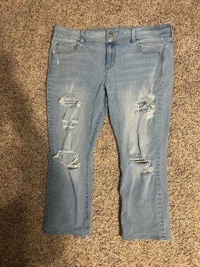 American Eagle size 16 short Light Wash Distressed Capri Pants